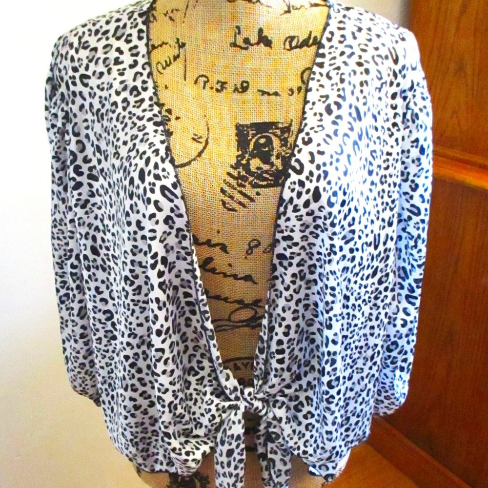 NWT! NY Invasion Womens Gray Animal Print Top, Front Tie, 3/4 Sleeve, Size 3X